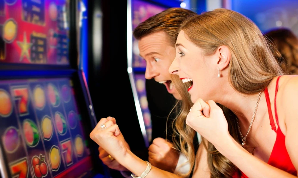 How do players compare live and RNG bitcoin roulette options?
